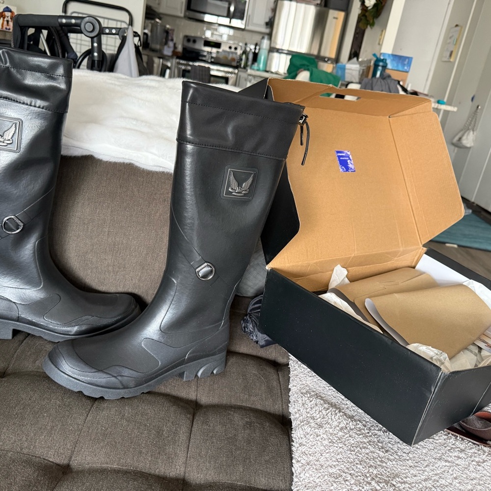 Brand new COMFY Black Waterproof Boots